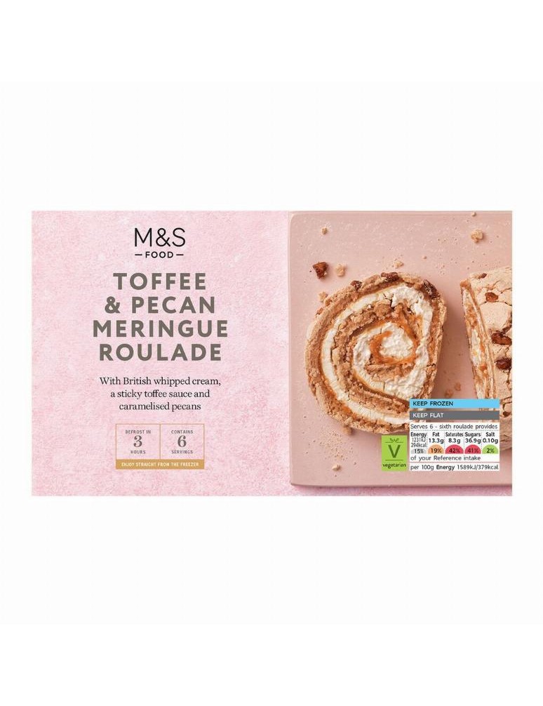 Karamelová sněhová roláda s kousky karamelizovaných pekanových ořechů (2,5 %) plněná šlehačkou (27 %) a karamelovou omáčkou (25 