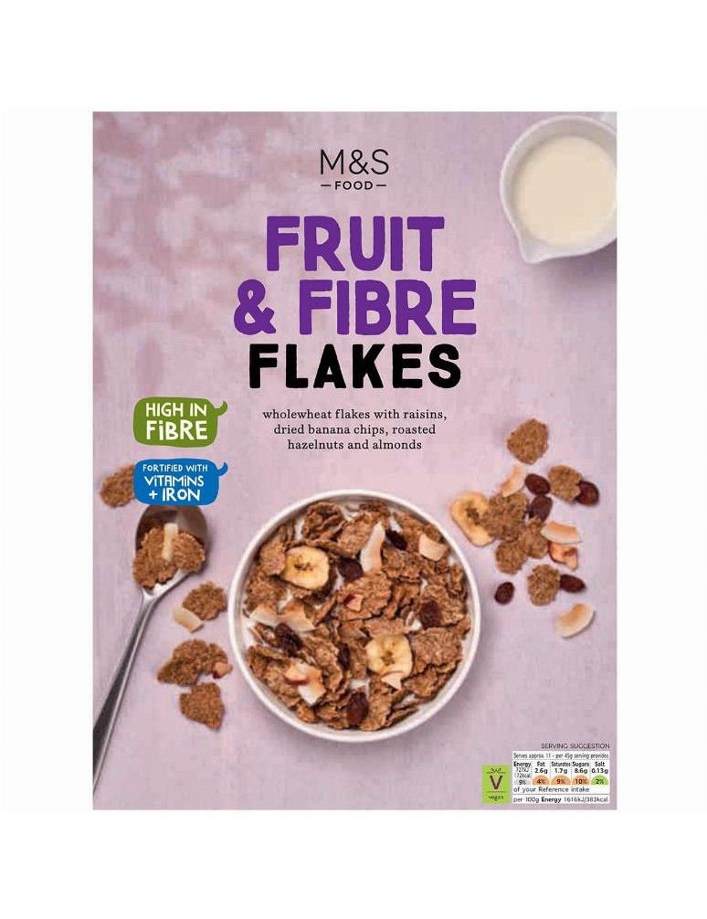 Celozrnné pšeničné vločky s rozinkami, slazenými sušenými plátky banánů, opečenými kokosovými lupínky, sušenými plátky jablek, l