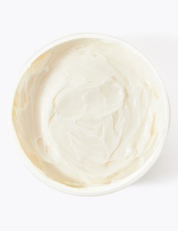 Intenzívně hydratační tělové máslo s včelí mateří kašičkou z kolekce Royal Jelly – 200 ml