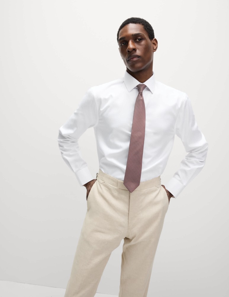 Košile úzkého střihu a kravata, snadné žehlení