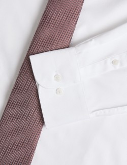 Košile úzkého střihu a kravata, snadné žehlení