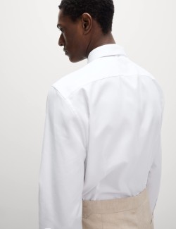 Košile úzkého střihu a kravata, snadné žehlení