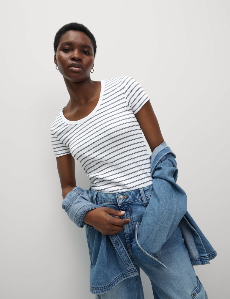Pruhované tričko s oválným výstřihem, s vysokým podílem bavlny