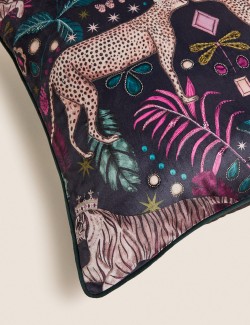 Sametový vyšívaný polštář s motivem geparda