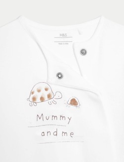 Kombinéza na spaní bez chodidel z čisté bavlny s nápisem „Mummy And Me“ (3,2 kg – 12 měsíců)