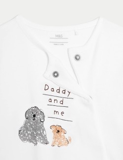 Kombinéza na spaní bez chodidel z čisté bavlny s nápisem „Daddy And Me“ (0–12 měsíců)