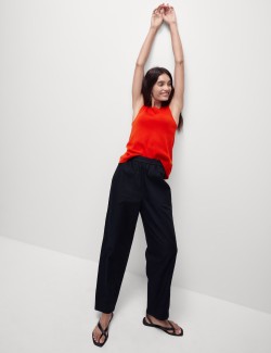 Pletená vesta s kulatým výstřihem