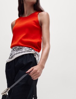 Pletená vesta s kulatým výstřihem