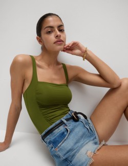 Plavky formující bříško, s vycpávkami a hranatým výstřihem