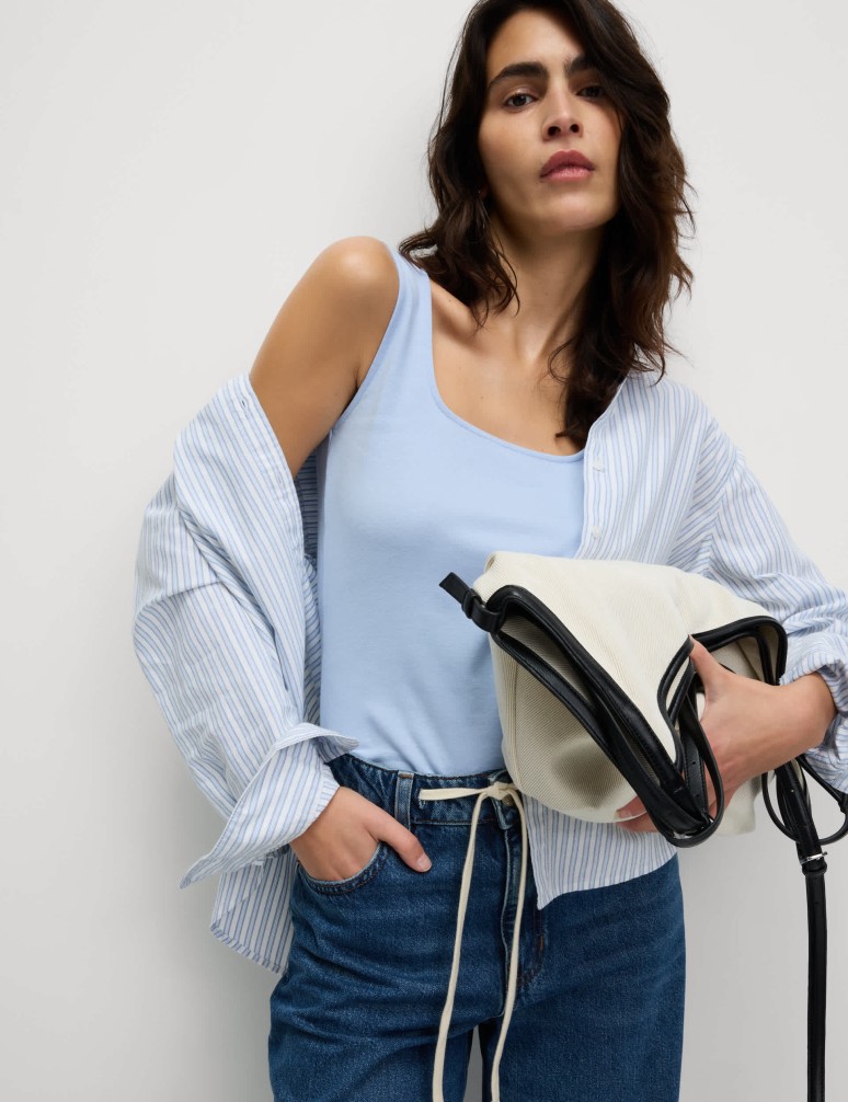 Tílkový top s hranatým výstřihem