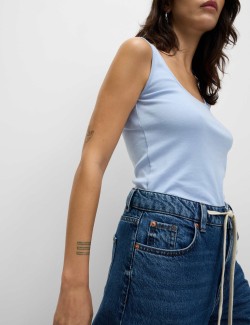 Tílkový top s hranatým výstřihem