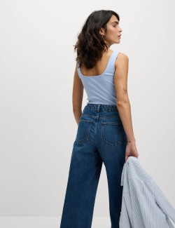 Tílkový top s hranatým výstřihem