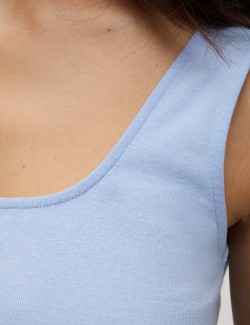 Tílkový top s hranatým výstřihem