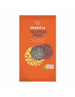 Hrudky z pečených ovesných vloček smíchané s kousky slazené sušené papáji, banánů, kokosu, ananasu a se slunečnicovými semínky