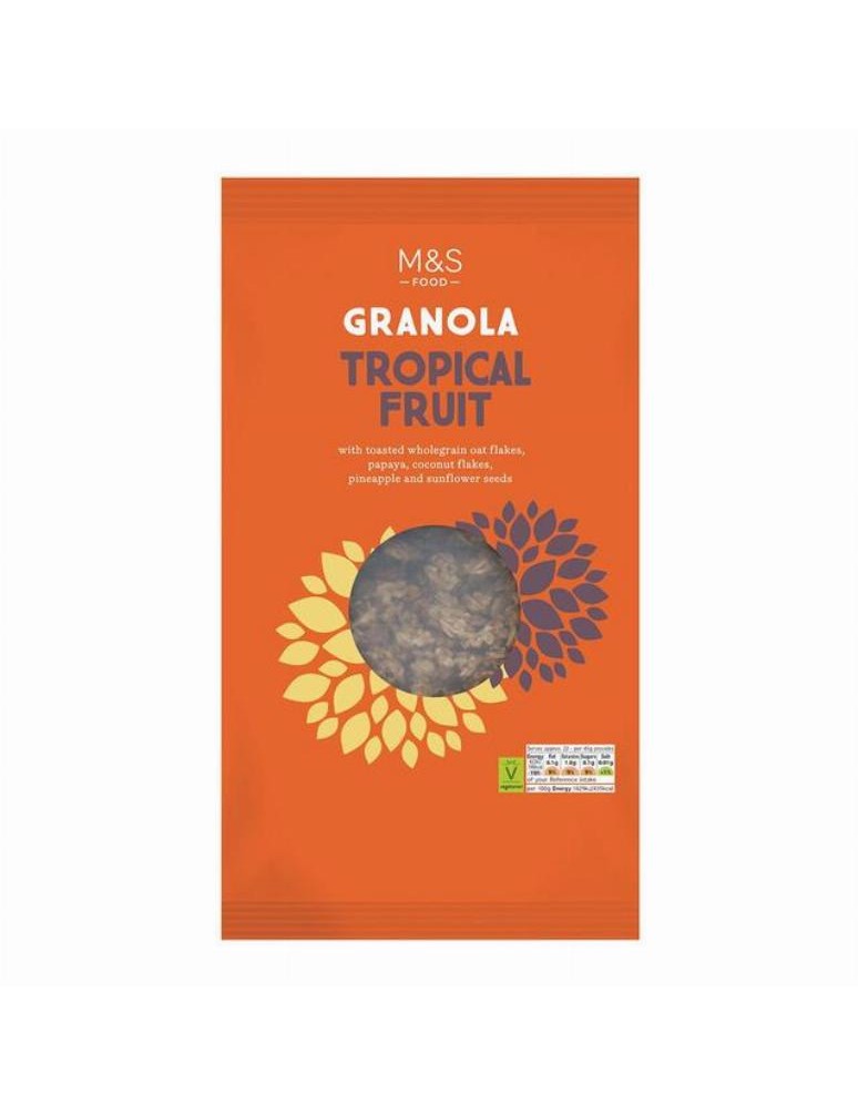 Hrudky z pečených ovesných vloček smíchané s kousky slazené sušené papáji, banánů, kokosu, ananasu a se slunečnicovými semínky