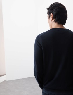 Svetr s výstřihem do V z čisté mimořádně jemné vlny merino