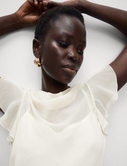 Top se spadlým výstřihem a se zdobenými rukávy