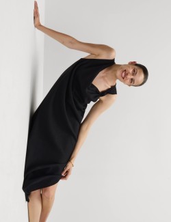 Splývavé midaxi šaty s vysokým podílem lnu a zavazováním u krku