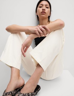 Jednoduché kalhoty s mrkvovými nohavicemi, s vysokým podílem bavlny