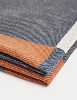 Česaný tkaný geometrický přehoz