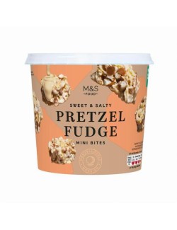 Hrudky z kukuřičných lupínků, kousků karamelu a drcených preclíků s mořskou solí, v polevě s jogurtovou příchutí