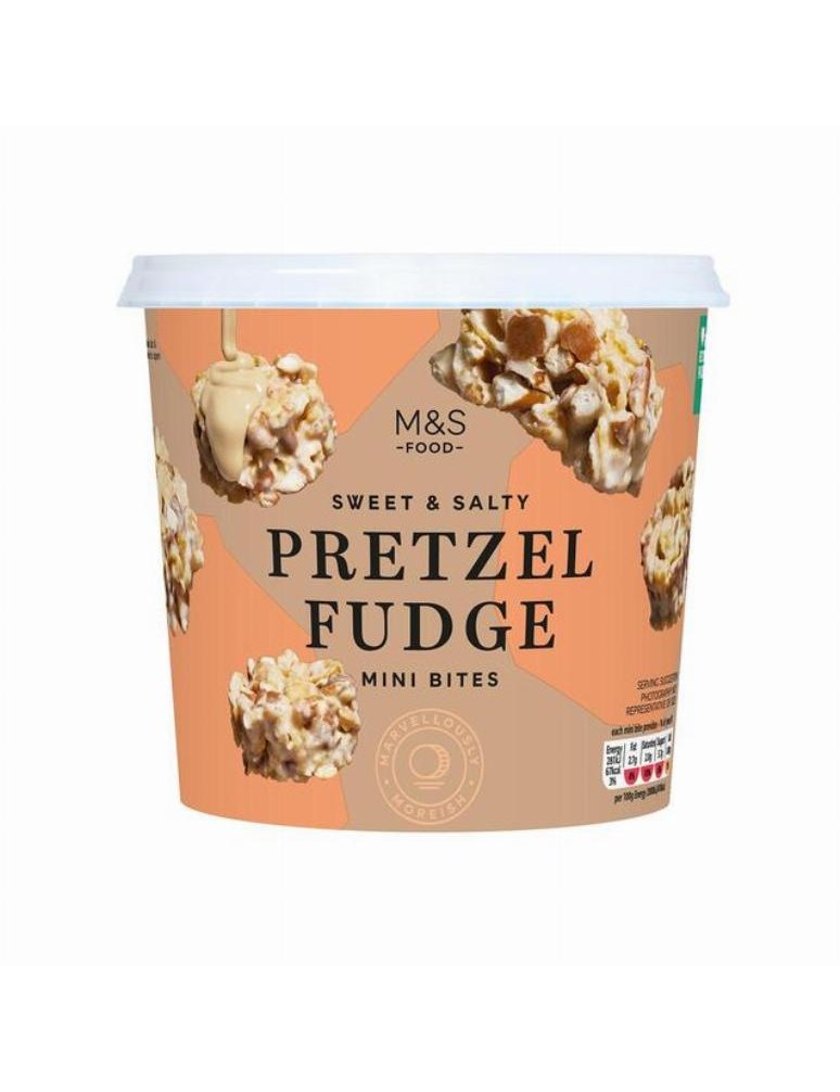 Hrudky z kukuřičných lupínků, kousků karamelu a drcených preclíků s mořskou solí, v polevě s jogurtovou příchutí