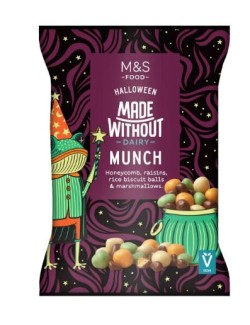 Kousky porézního karamelu obalené v kakau, rozinky a rýžové sušenkové kuličky s veganskými pěnovými bonbóny marshmallow