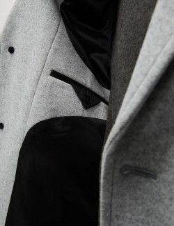 Kabát s fazonovým límcem