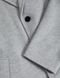 Kabát s fazonovým límcem