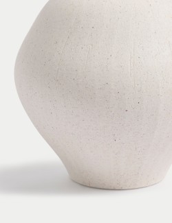 Malá keramická váza s tvarovanou rukojetí