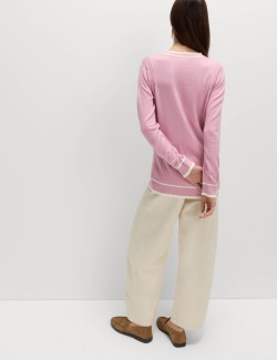 Mimořádně měkký svetr s výstřihem ke krku a kontrastními lemy