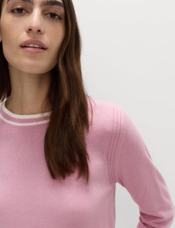 Mimořádně měkký svetr s výstřihem ke krku a kontrastními lemy