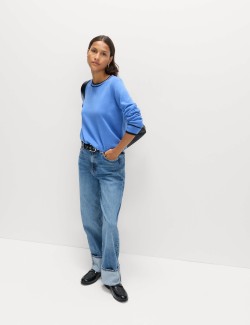 Mimořádně měkký svetr s výstřihem ke krku a kontrastními lemy