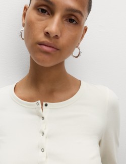 Barvený top s rozhalenkou s vysokým podílem bavlny