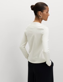 Barvený top s rozhalenkou s vysokým podílem bavlny