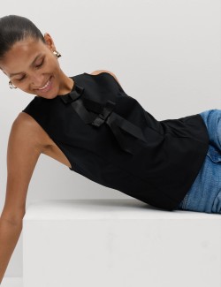 Top se zvýrazněným pasem a mašlí