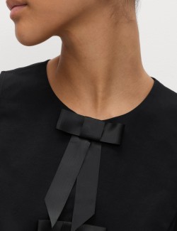 Top se zvýrazněným pasem a mašlí