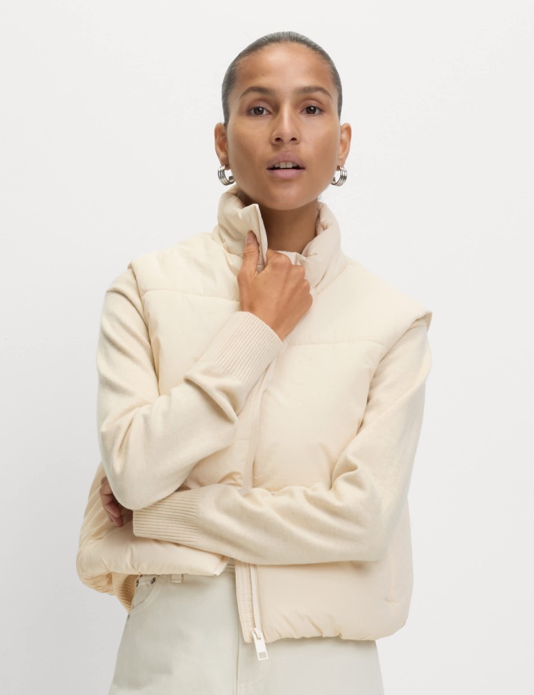 Krátká prošívaná vesta s technologií Thermowarmth™