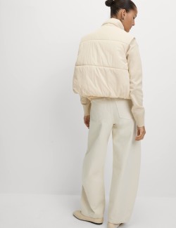 Krátká prošívaná vesta s technologií Thermowarmth™