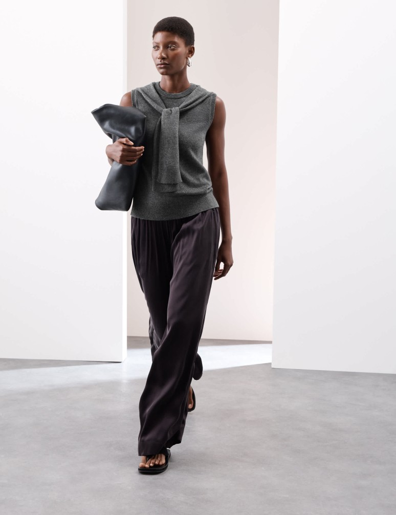 Pletená vesta s bohatou texturou se zavazováním vpředu z merino vlny