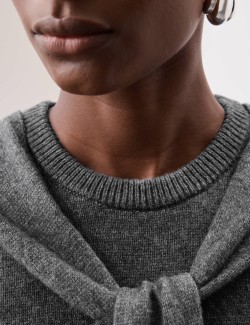 Pletená vesta s bohatou texturou se zavazováním vpředu z merino vlny