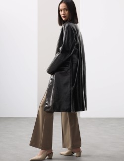 Dlouhý kožený lakovaný kabát