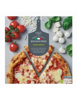 Pizza s rajčatovou omáčkou, sýrem mozzarella, sýrem mozzarella z buvolího mléka, italským tvrdým sýrem a bazalkou