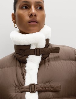 Zkrácená péřová bunda s umělou kožešinou