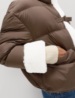 Zkrácená péřová bunda s umělou kožešinou