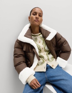 Zkrácená péřová bunda s umělou kožešinou