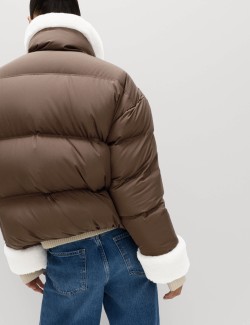 Zkrácená péřová bunda s umělou kožešinou