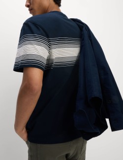 Tričko s výstřihem ke krku a proužky na hrudi, z čisté bavlny