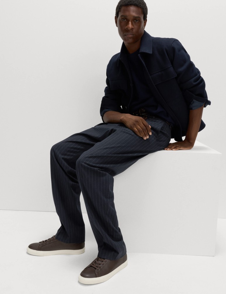 Hladké kalhoty volného střihu s jemnými proužky