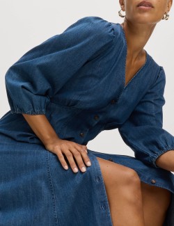 Džínové neformální midi šaty s výstřihem do V a zvýrazněným pasem a vázačkou